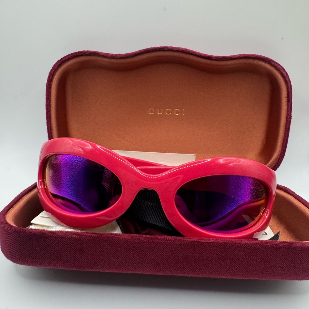 New Gucci Vibrant Pink Sunglasses with Bold Purple Lenses Gold GG Logo